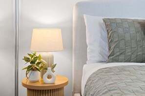 2 bedrooms, desk, iron/ironing board, travel crib - River Views from Level 43 | Free Parking, Pool & Gym (Brisbane City)