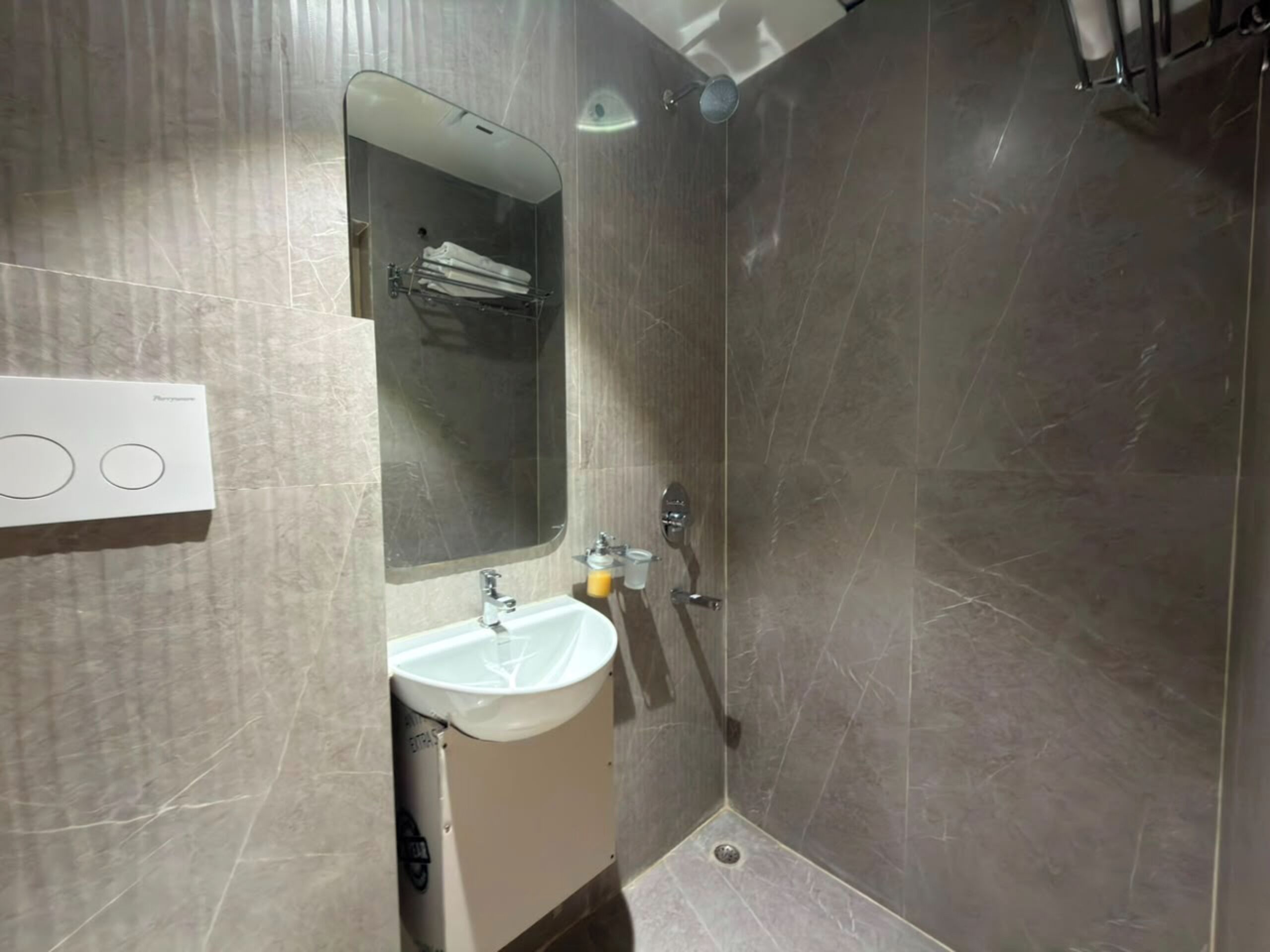 Zweibettzimmer | Badezimmer | Kostenlose Toilettenartikel, Handtücher