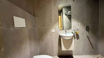 Habitación Royal | Baño | Artículos de higiene personal gratuitos y toallas