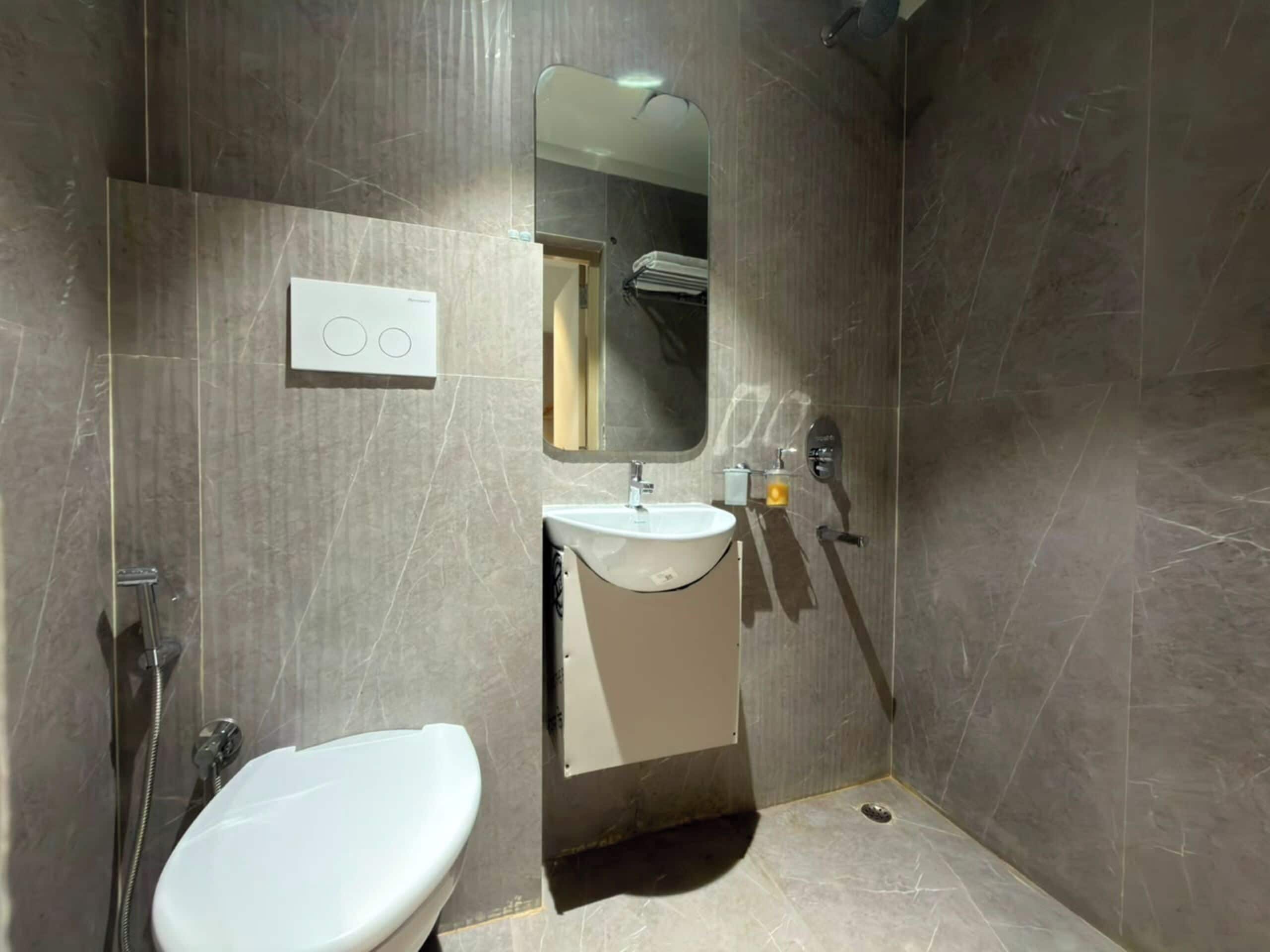 Elite Room | Bathroom | Free toiletries, towels