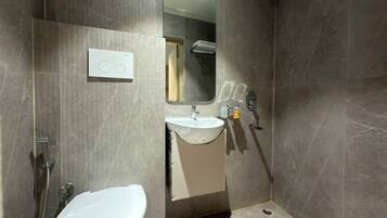 Elite Room | Bathroom | Free toiletries, towels
