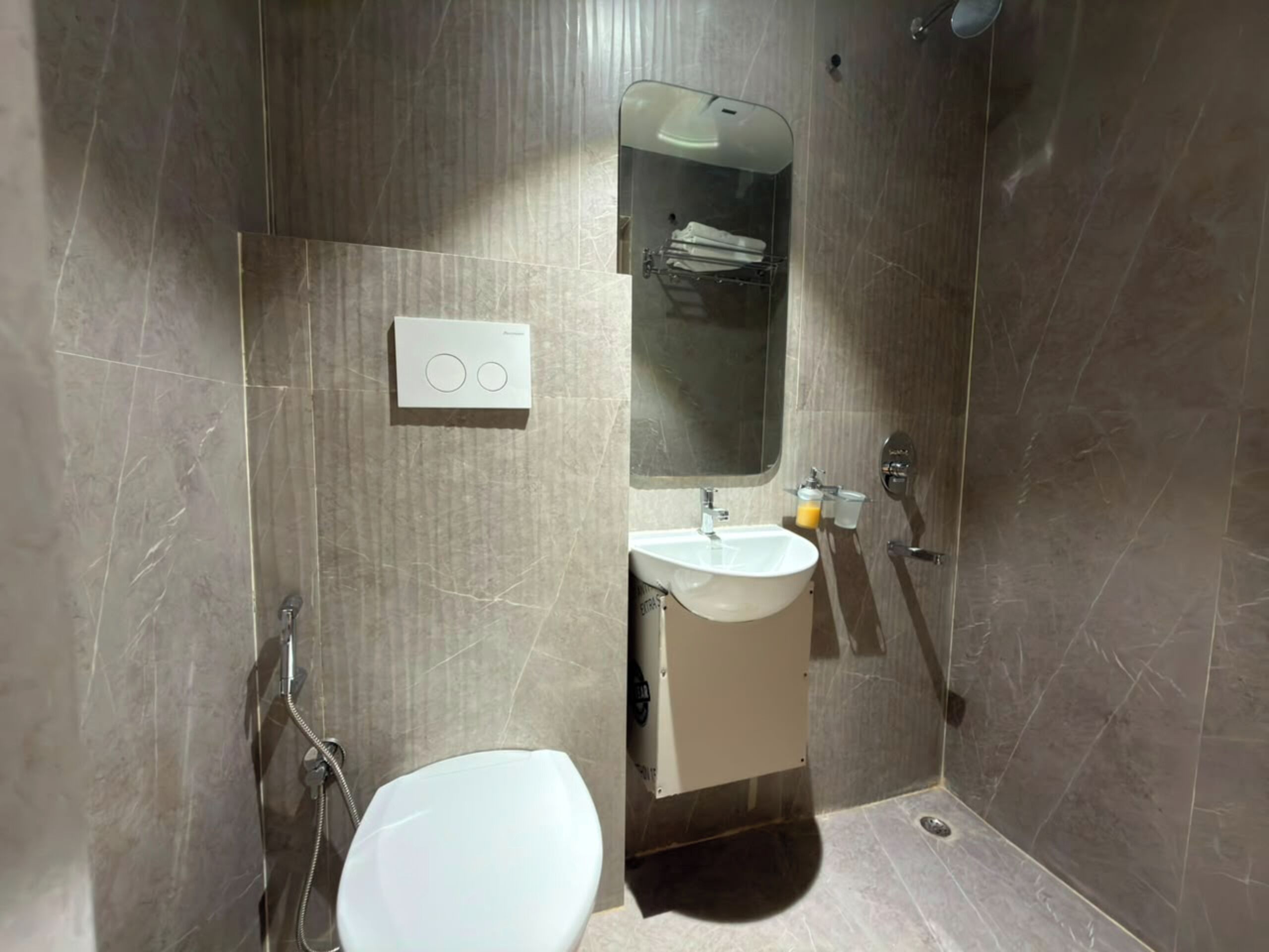 Twin Room | Bathroom | Free toiletries, towels
