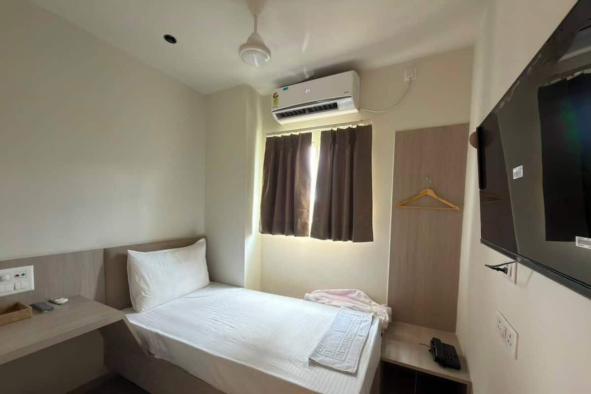 Desk, laptop workspace, free WiFi