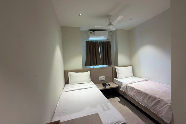 Twin Room | Desk, laptop workspace, WiFi (free)