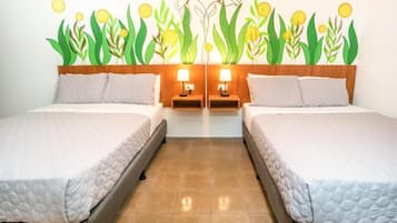 Escritorio, cortinas blackout y tabla de planchar con plancha