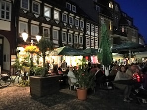 Outdoor dining - Exclusive Apartment: A Gem in the Heart of Downtown in a Quiet Location (Einbeck)