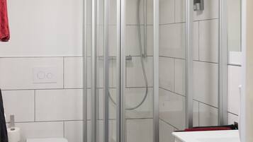 Dusche, Haartrockner, Handtücher, Seife