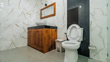 Ducha, artículos de tocador gratuitos, toallas, jabón