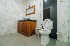 Quarto casal conforto, vista para a piscina | Banheiro | Chuveiro, produtos de toalete grátis, toalhas de banho, sabonete