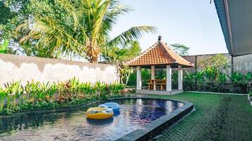 Una piscina al aire libre
