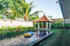Una piscina al aire libre