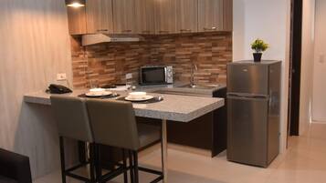 Suite, 2 habitaciones | Cocina privada | Frigorífico grande, microondas, placa de cocina y utensilios de cocina