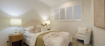 Nordica – Stunning New Build, Bay Views, Steps to Wynnum & Manly Luxury Sleep 10