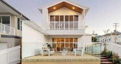 Nordica – Stunning New Build, Bay Views, Steps to Wynnum & Manly Luxury Sleep 10