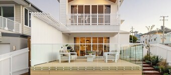 Nordica – Stunning New Build, Bay Views, Steps to Wynnum & Manly Luxury Sleep 10