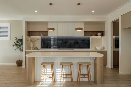 Nordica – Stunning New Build, Bay Views, Steps to Wynnum & Manly Luxury Sleep 10