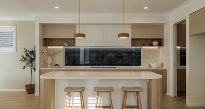 Nordica – Stunning New Build, Bay Views, Steps to Wynnum & Manly Luxury Sleep 10