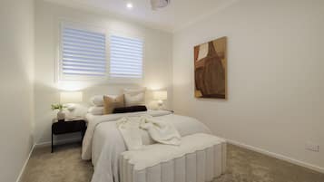 5 bedrooms, iron/ironing board, WiFi, bed sheets