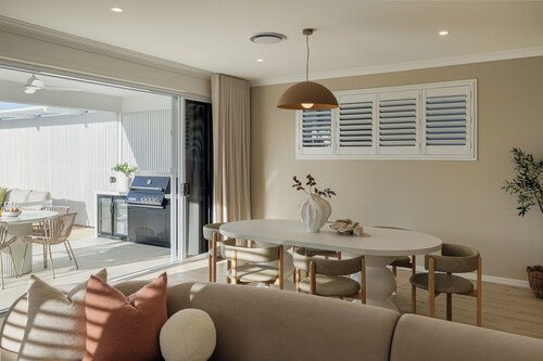 Nordica – Stunning New Build, Bay Views, Steps to Wynnum & Manly Luxury Sleep 10