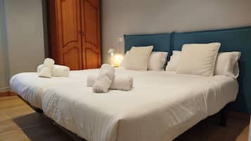 3 habitaciones y tabla de planchar con plancha