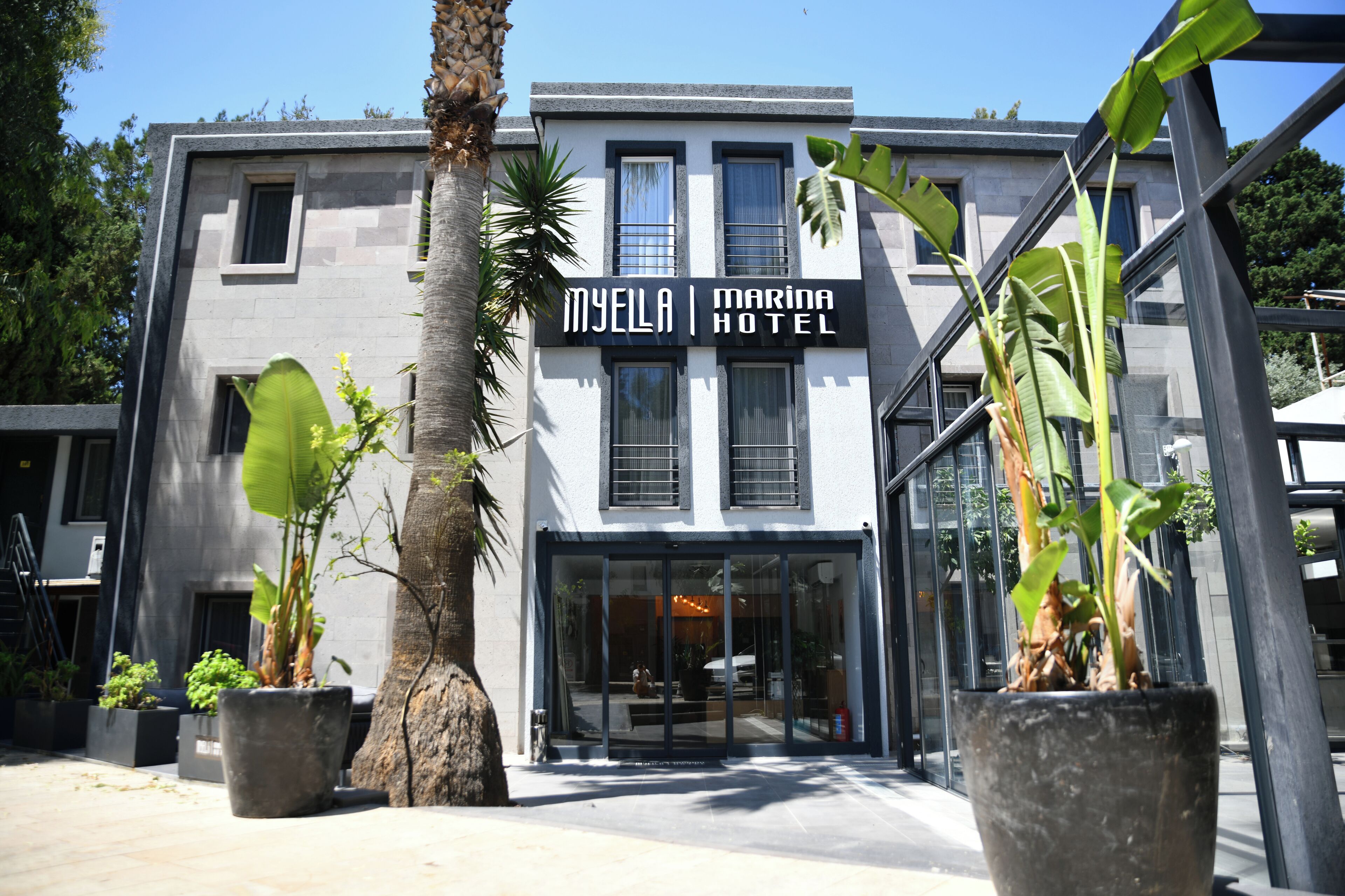 Un moderno edificio de hotel con un cartel que dice 'MYELLA MARINA HOTEL'.