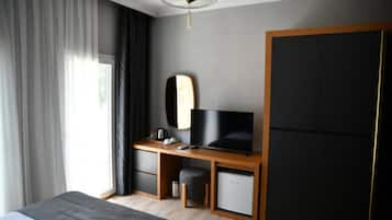Suite, 1 cama doble con sofá cama, balcón, vistas a la ciudad | Escritorio y wifi gratis