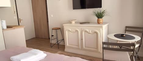1 chambre, fer et planche à repasser, Wi-Fi, literie fournie