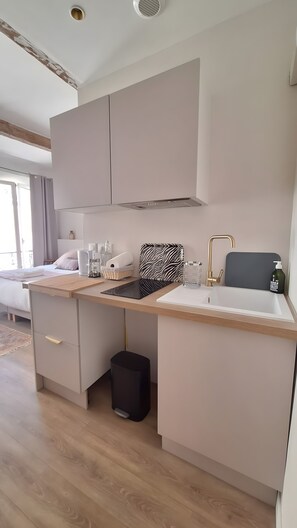 Wasserkocher mit Kaffee-/Teezubehör, Kühlschrank, Mikrowelle, Ofen