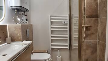 Dusche, Haartrockner, Handtücher