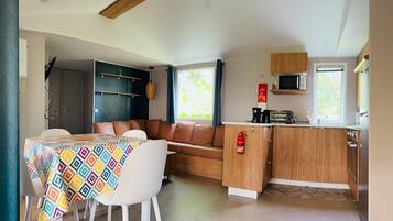Wasserkocher mit Kaffee-/Teezubehör, Kühlschrank, Mikrowelle, Ofen