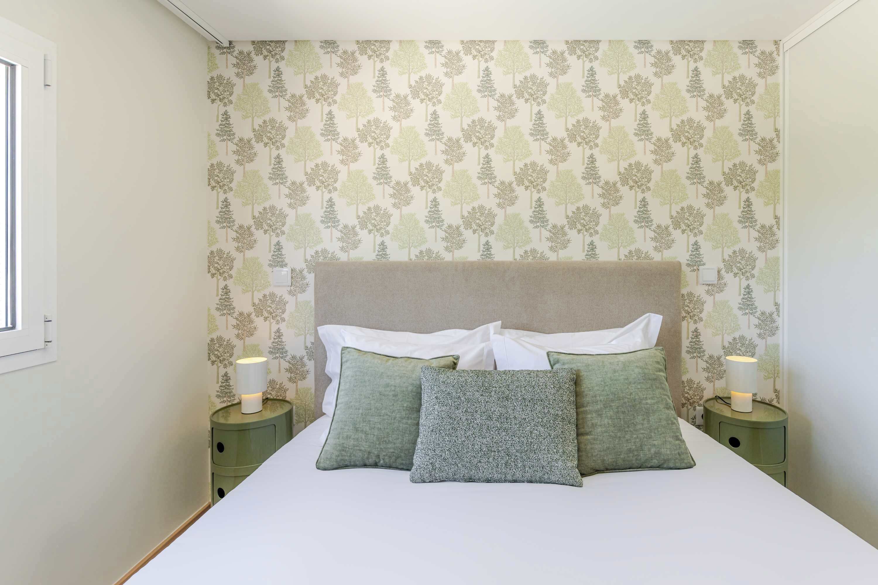 5 bedrooms, iron/ironing board, WiFi, bed sheets