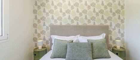 5 bedrooms, iron/ironing board, WiFi, bed sheets