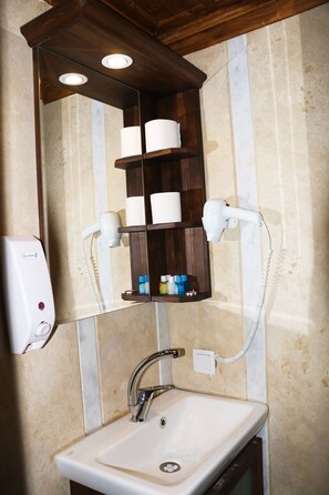 Deluxe Room, City View | Bathroom | Shower, hair dryer, slippers, towels - taş konak (selçuk)