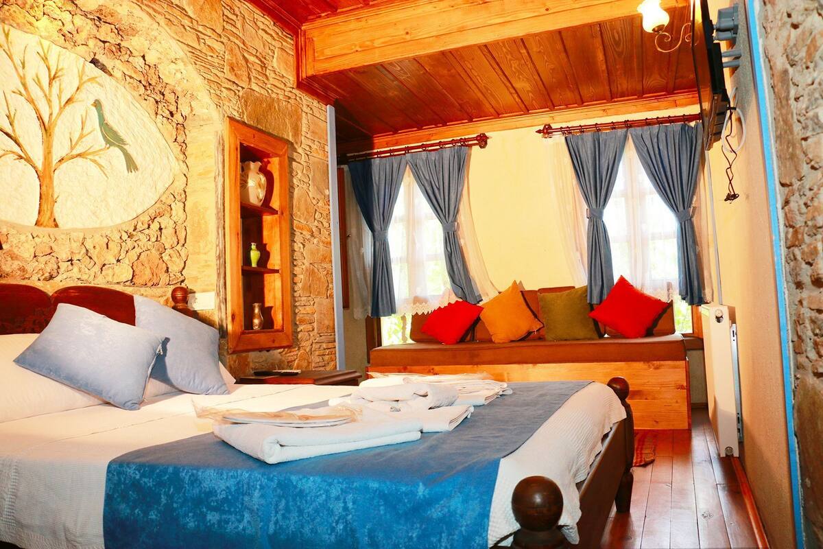 Quarto casal conforto | Escrivaninha, Wi-Fi de cortesia