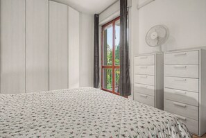 Room - "BlueVille21" Apartment with Lake View, Shared Pool, and Wi-Fi (Euroville)