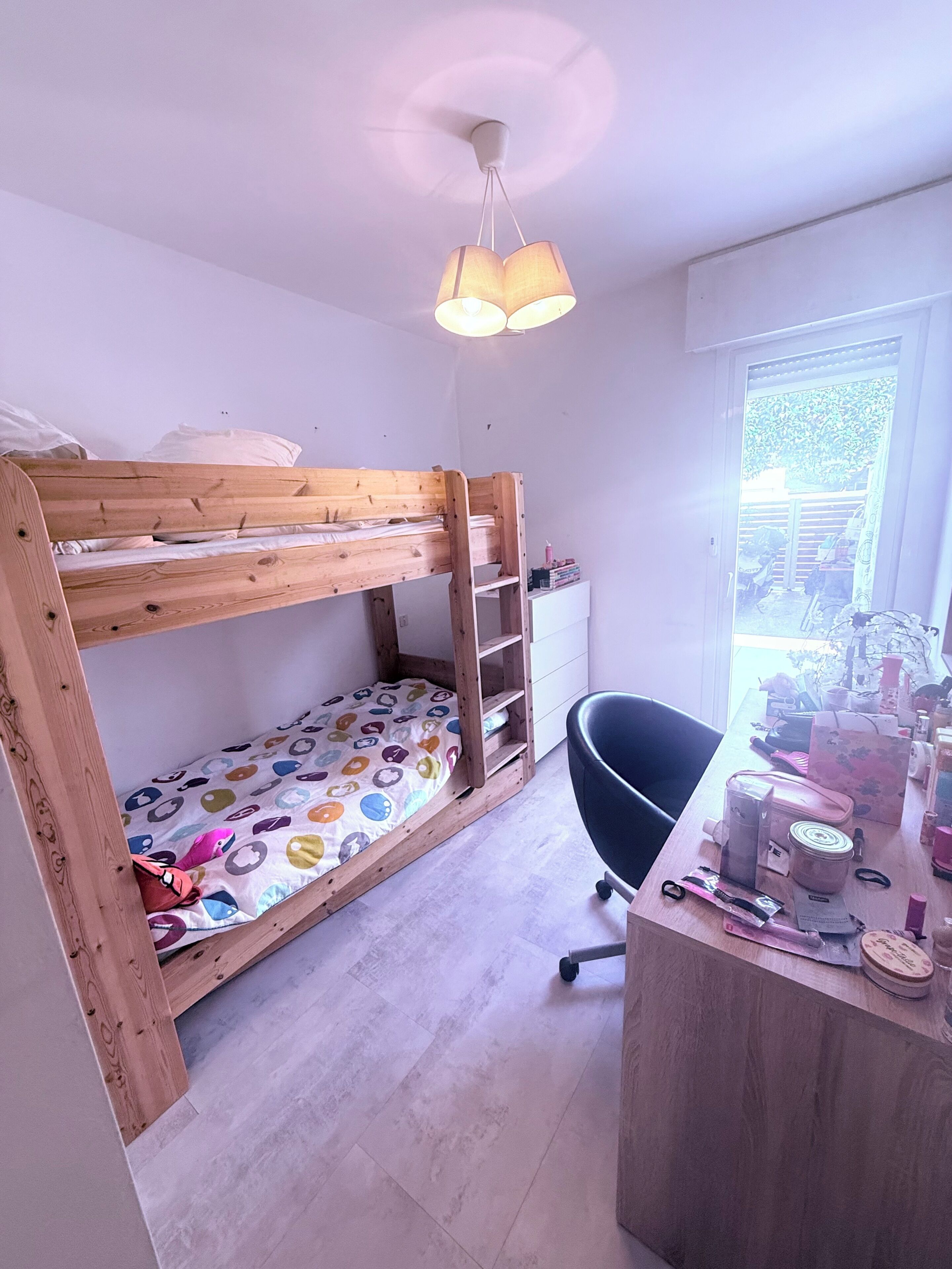 5 bedrooms, desk, iron/ironing board, WiFi (free)