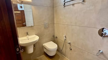 Quarto duplo clássico, para não fumantes, sacada | Banheiro | Chuveiro, toalhas de banho
