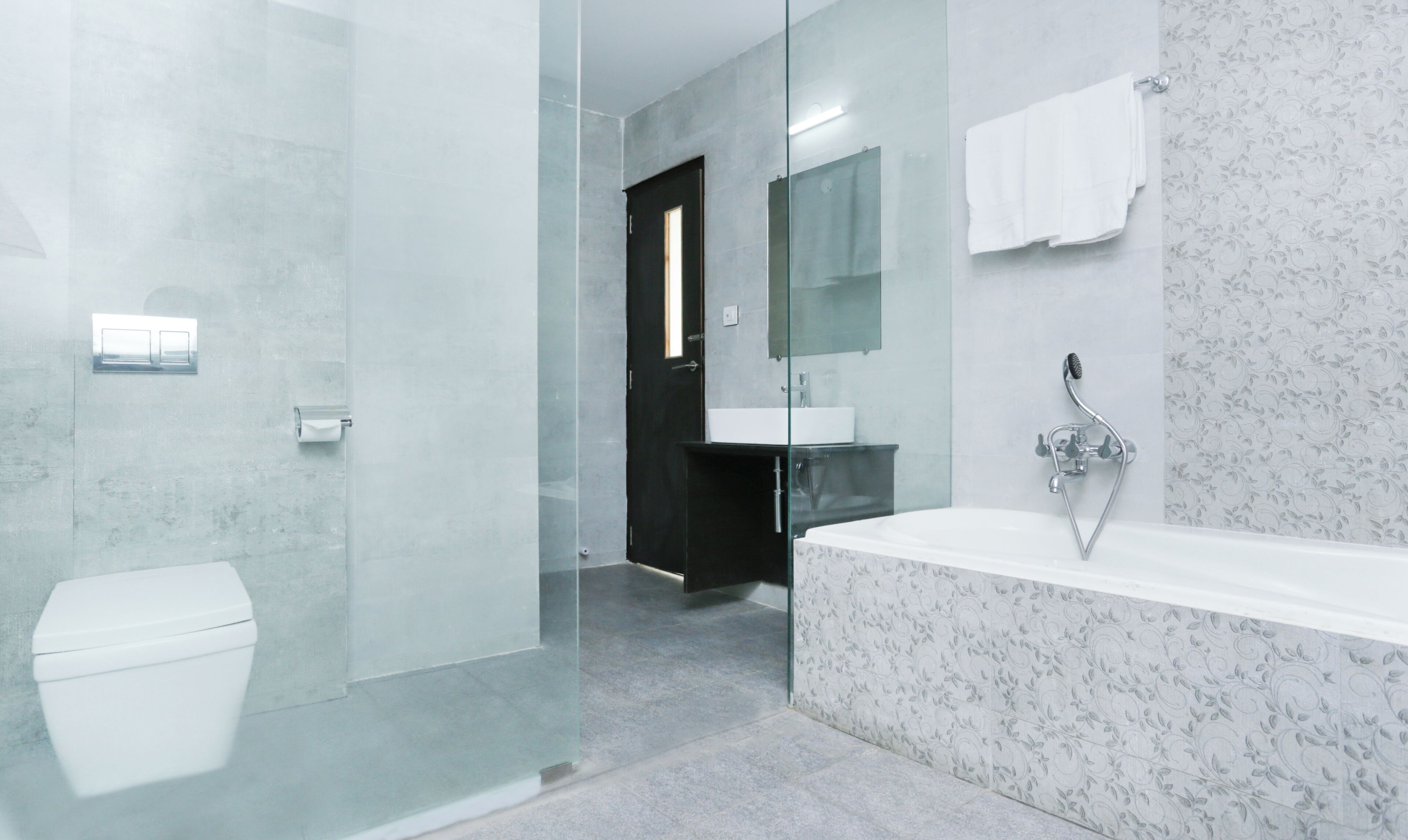 Luxury Suite | Bathroom | Shower, free toiletries, towels, soap