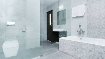 Luxury Suite | Bathroom | Shower, free toiletries, towels, soap