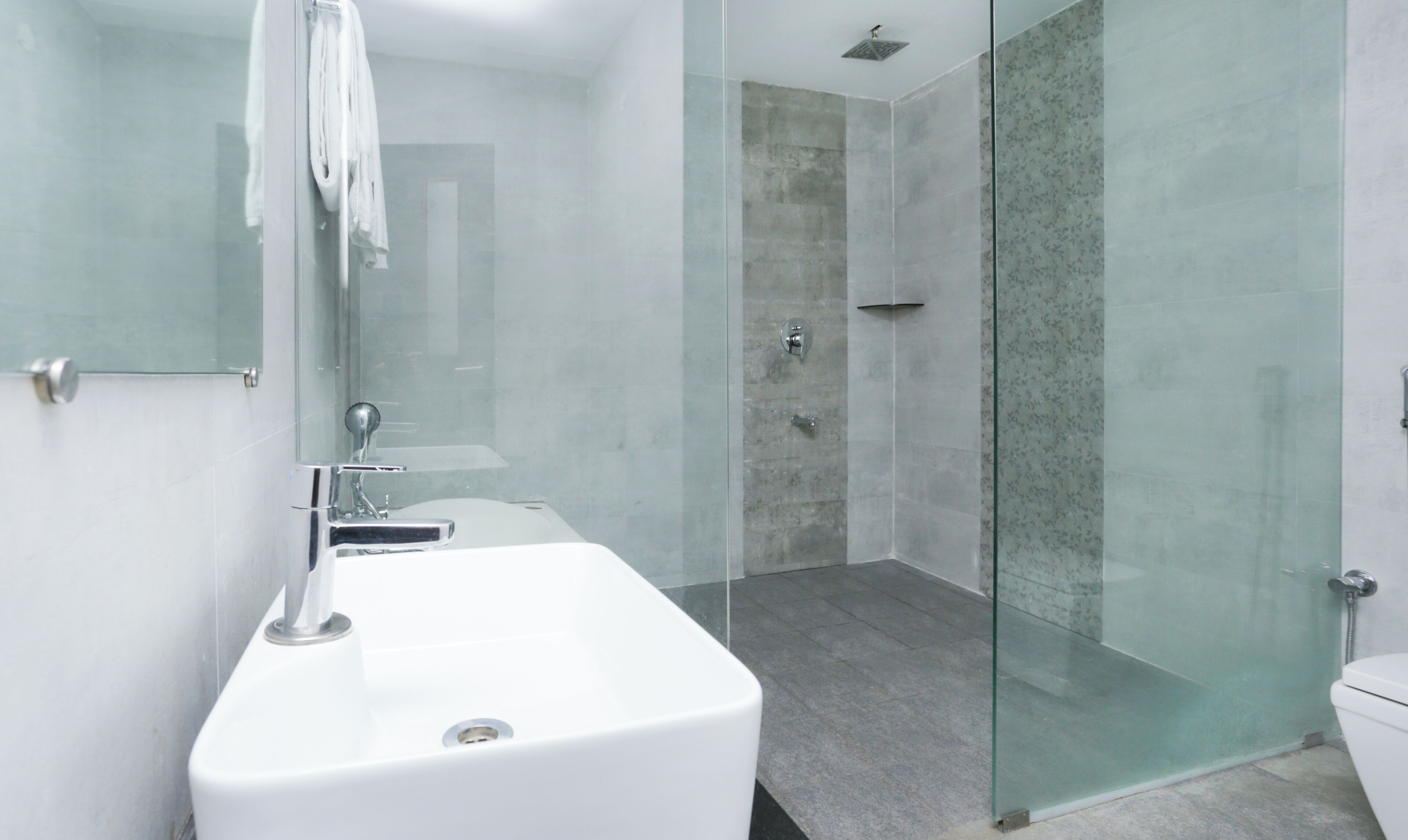 Luxury Suite | Bathroom | Shower, free toiletries, towels, soap