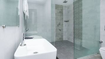 Luxury Suite | Bathroom | Shower, free toiletries, towels, soap