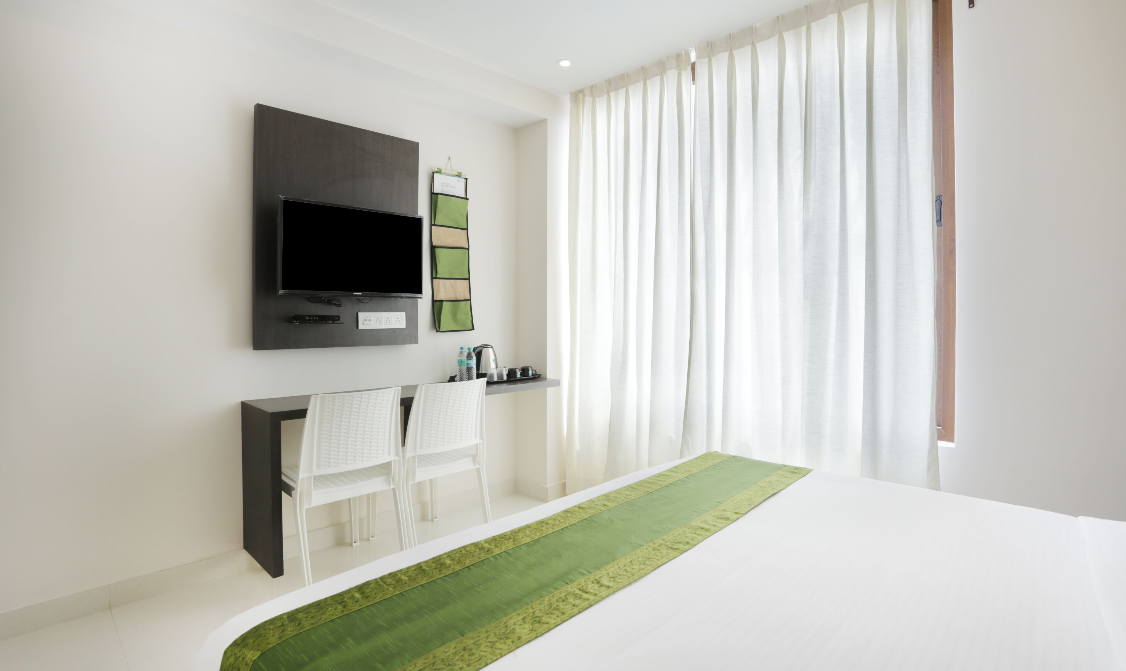 Standard Room | Laptop workspace, free WiFi