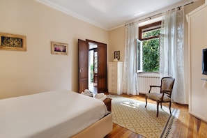 2 bedrooms, WiFi, bed sheets - Casa Doriana Apartment with Mountain View, Private Terrace, and Wi-Fi (Maslianico)