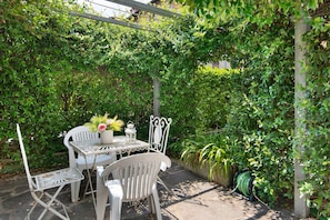 Outdoor dining - Casa Doriana Apartment with Mountain View, Private Terrace, and Wi-Fi (Maslianico)