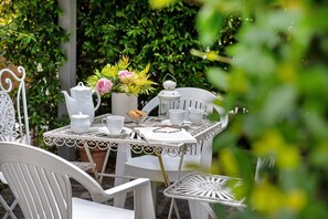 Outdoor dining - Casa Doriana Apartment with Mountain View, Private Terrace, and Wi-Fi (Maslianico)