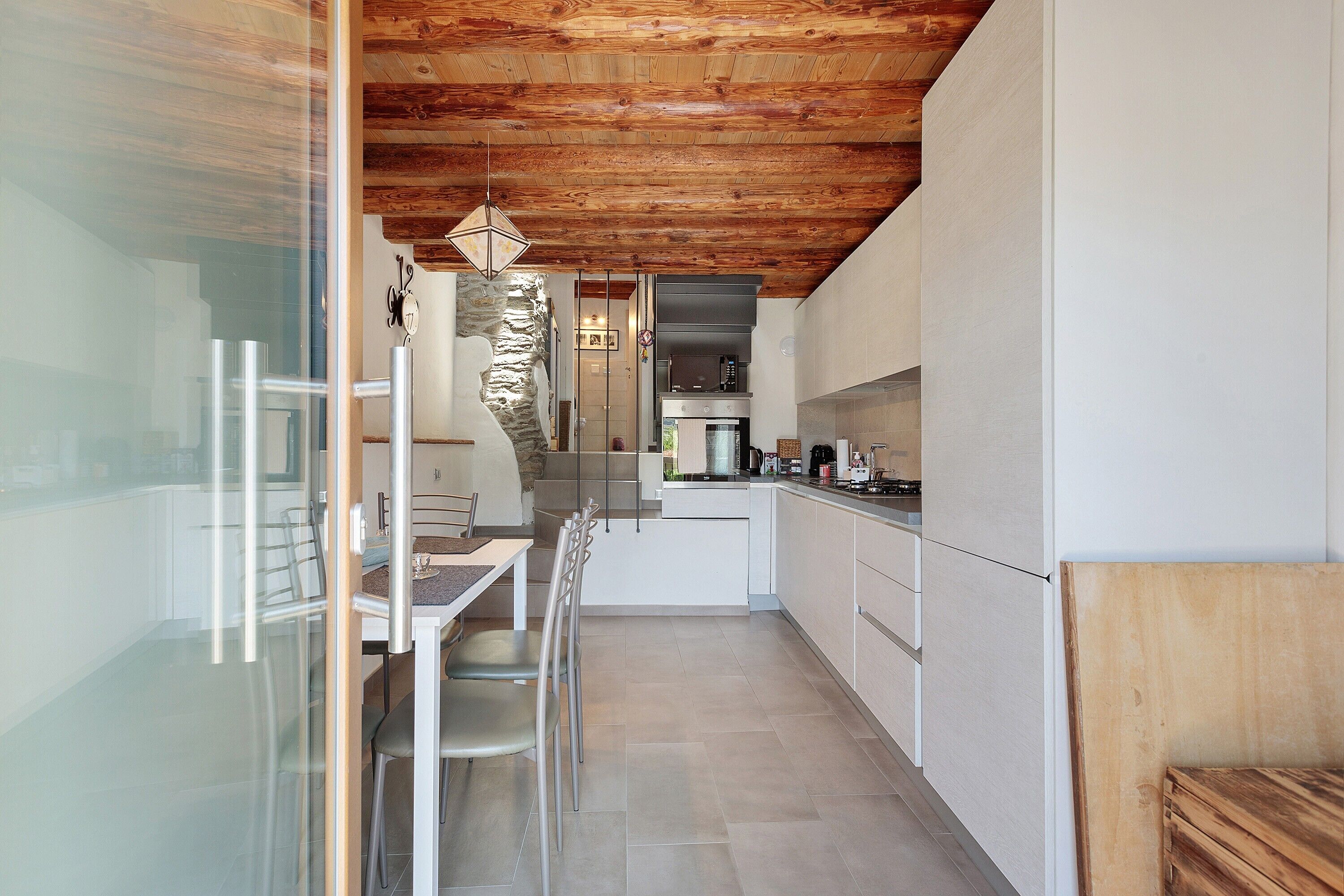 Wasserkocher mit Kaffee-/Teezubehör, Kühlschrank, Mikrowelle, Ofen