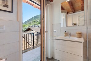 Shower, hair dryer, towels - The Mountain House – Castle and Mountain Views, Alpine Elegance in Aymavilles (Aymavilles)