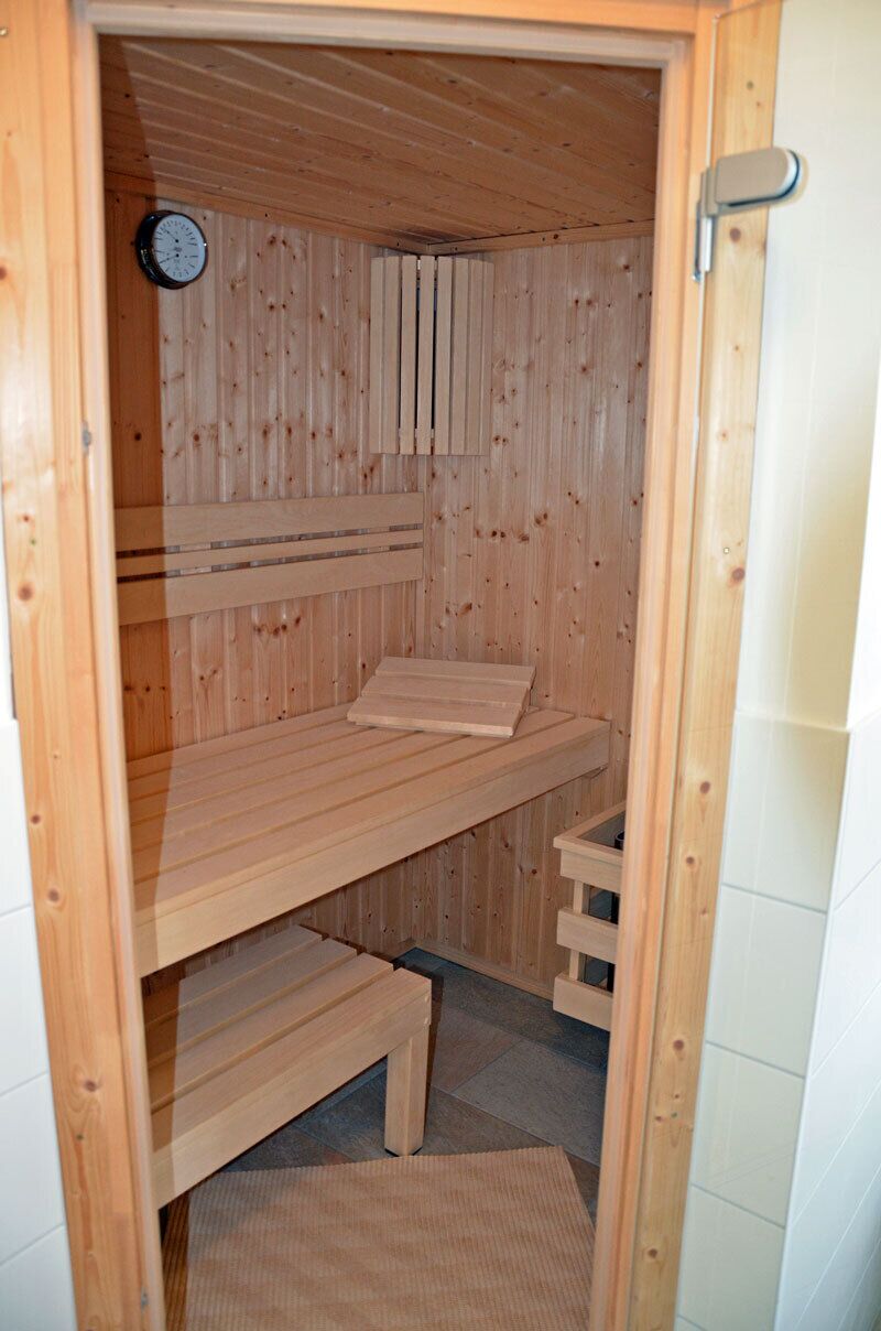 Una sauna con paredes y bancos de madera.