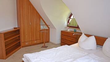 3 bedrooms, iron/ironing board, travel crib, WiFi (free)