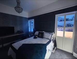 1 bedroom, free WiFi, bed sheets - House Sleeps 9 With on Street Parking , 4 Storey sea View Cinema Room and Garden (Plymouth)